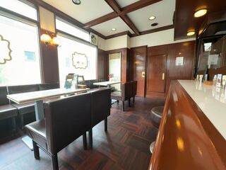 喫茶築地」 フランソワ喫茶室、ソワレと並ぶ 京都三大アンティーク喫茶店の１つ。 異世界のようなインテリアと 荘厳なクラシック音楽を楽しみながら名物ムースケーキを頂く。 ムースケーキ+ミックスジュース 1200円📍京都市中京区 河原町四条上東入京都喫茶築地