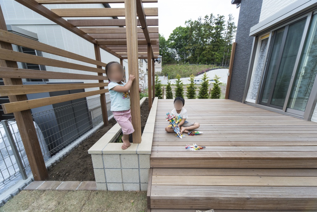 ウッドデッキでお庭を有効活用。お子様の遊び場にリフォームグリーンケアお庭のデザイン＆リフォーム