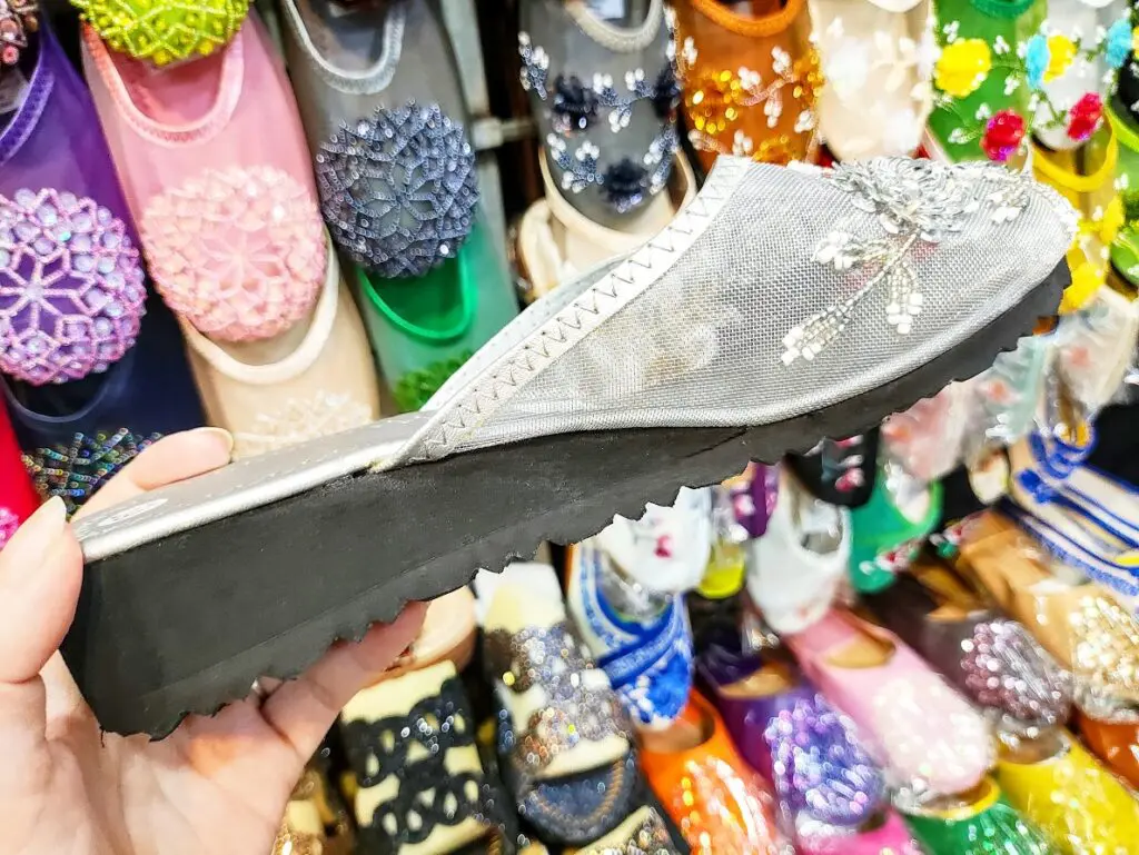 ベトナムの市場でセミオーダーなサンダル@ベンタイン市場①今日もどこかに行きたいブログ