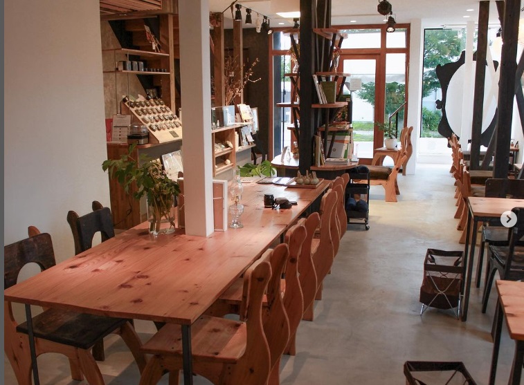 軽井沢発信”にこだわった本と雑貨のラインナップ！JR軽井沢駅徒歩10分。ブック & カフェ『軽井沢書店』 軽井沢の別荘・住宅建築 ゼオリゾート軽井沢