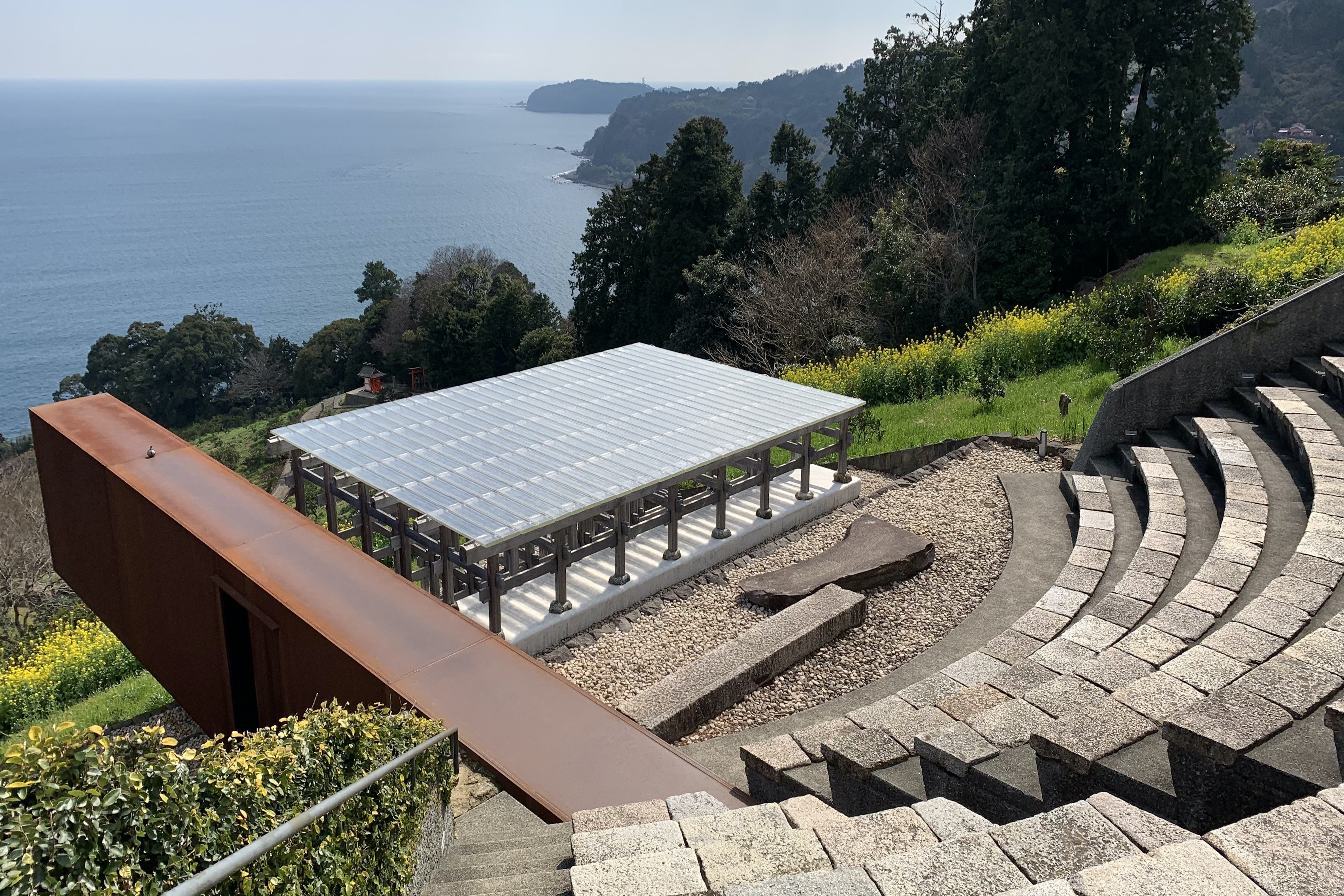 小田原 自然×アートが融合する『江之浦測候所』へ、八木莉可子が行く。海を見渡せる絶景スポットもMORE
