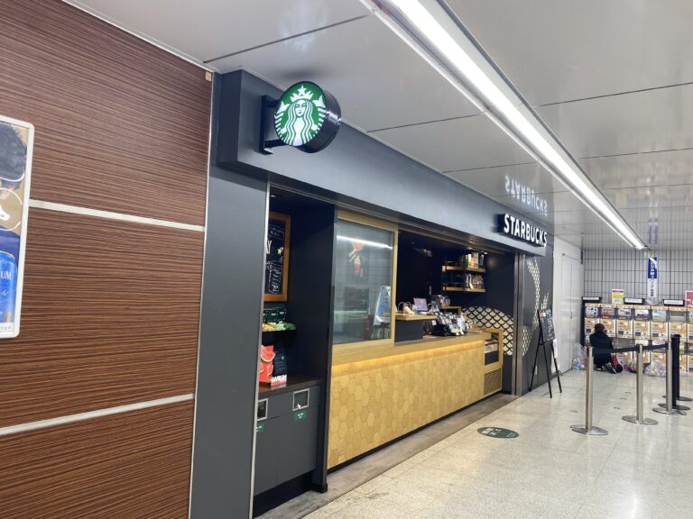 今週オープンしたばかりの スターバックス コーヒー ＪＲ名古屋駅 中央コンコース店 行ってきちゃいました ☕️✨ 通常のスターバックスとは違うお茶に特化した「スターバックス ティー ＆ カフェ」ブランドで、 東海地方初出店なんだって🤭すごい行列だった ！ ハルは