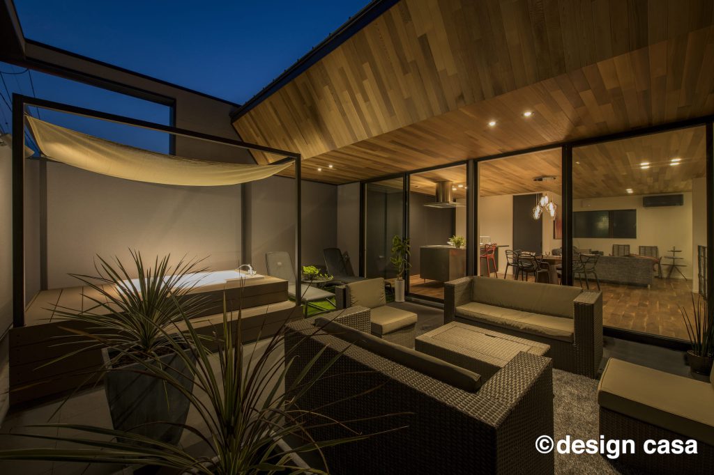 バルコニー 二階リビングのメリットの最高峰は、プライバシー感満載で、ストレスフリーなアウトドアリビングです。 外でバーベキュー、お庭でランチ、なんてことは、靴の脱ぎ履き、お皿の出し入れ、片付け、天候に左右されたり、段々と面倒になり数が減ってしまいます