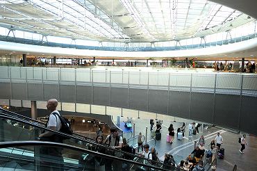 Zurich, Switzerland SBB スイス国鉄 チューリッヒ中央駅から中ーリッヒ空港へ - YouTube