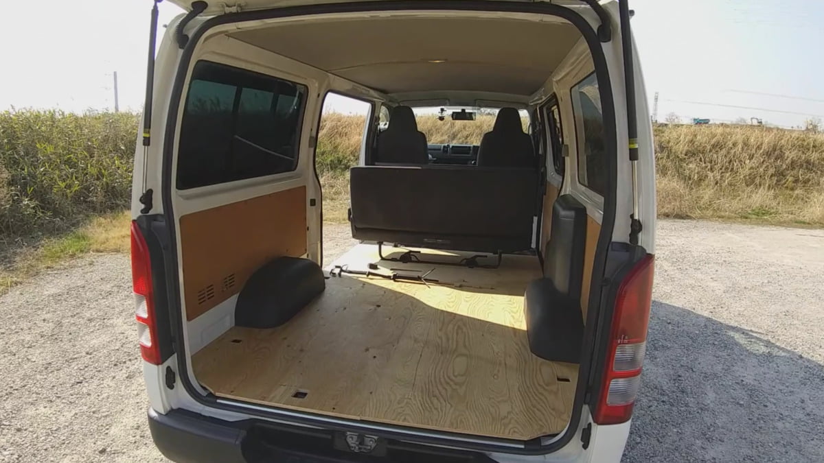 ハイエースを車中泊仕様にしよう！手軽にキャンピングカー風に変貌させるおすすめカスタムパーツ紹介