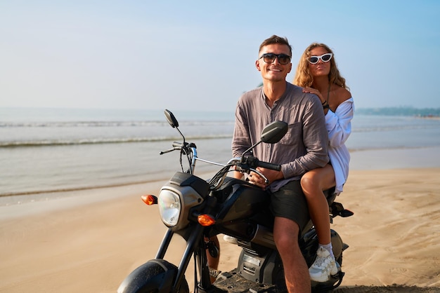 日の出の間海のビーチで一緒にバイクに乗ってのカップルの側面図 - インドネシアのストックフォトや画像を多数ご用意 - インドネシア, オートバイ,ガールフレンド - iStock