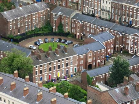 イギリス、リバプール-2019年4月26日：曇りの午後遅く、リバプール港のリバプールドックでリバプールの街並みを背景にした古典的な船の写真素材・画像素材Image 127811268