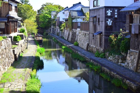 この雰囲気好きと思ったら“🌙”で教えてください✨, ✨八幡堀まつり✨, 特別な2日間、たくさんのご来場ありがとうございました🌸,船がゆっくりと進む水面に灯りが映り🌊✨, 夜風に揺れる提灯🏮が幻想的な景色を描き出す八幡堀,滋賀ならではの地酒🍶とともに過ごす和でん広場の夜は, 日常を少し離れた、心に残る贅沢な, ひとときとなったのではないでしょうか✨,