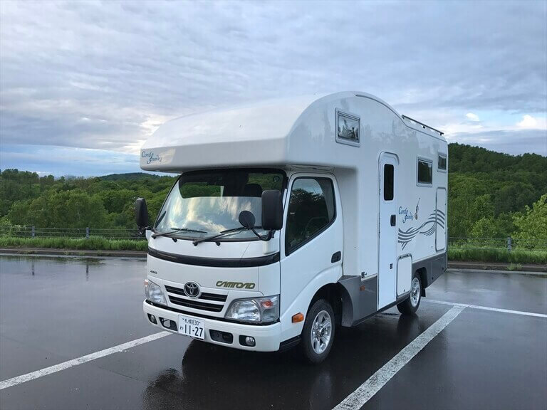 レンタカーアミティーの悲しい横転事故 後席はベルトしていなかったのかな アミティーは意外に軽傷 右前バーストしてますが、原因はタイヤでしょうかこの場所は下りでトンネルがあったり横風あったりキャンカー乗っている人なら注意して走る場所ですね レンタカーだし足