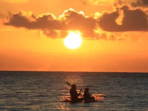 沖縄・宮古島 宮古島の夕陽と波音に癒される♪サンセットカヤックツアーアクティビティジャパン