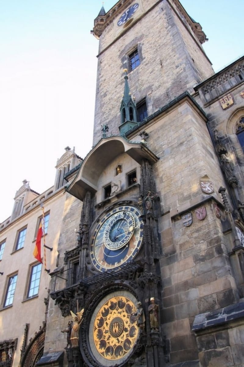 プラハ おみやげは天文時計「どたぐつ」をはいて