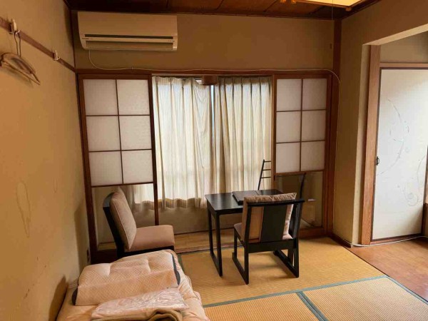 奈良「生駒新地」旅館やまと 現役の色街「風俗営業許可店」に宿泊。 うわさ通りの艶々の女将さん 70代 が出迎えてくれる。1〜3枚目の写真は明け方5時過ぎ。 日の出を撮ろうとはりきって起きたら、旅館の入り口が閉まっててがっかり😭そんなワケで部屋の中で旅館の浴衣