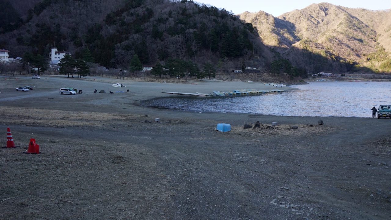 キャンプ湖畔でキャンプ