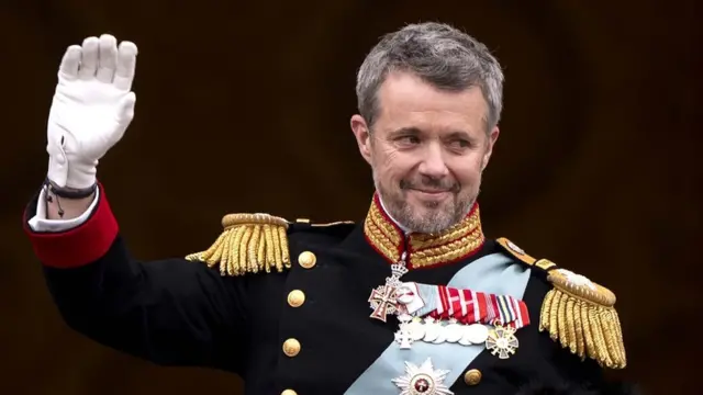 デンマークの新国王フレデリック10世が即位2024年1月14日、デンマークのマルグレーテ2世女王が52年間の治世を終えて退位し、長男のフレデリック皇太子がフレデリック10世として新国王に即位しました。メアリー皇太子妃は王妃となり、国王の長男クリスチャンが皇太子