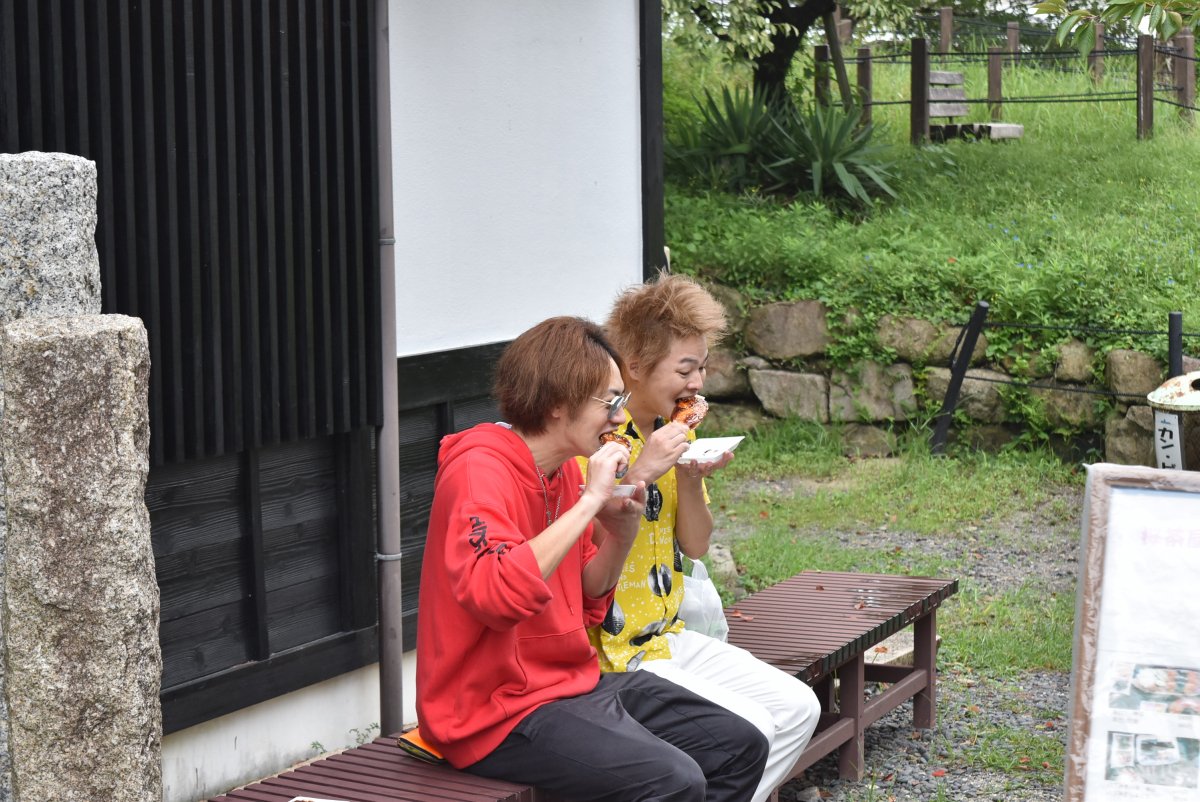 本日、1月31日 金 は、東海オンエアのパネルが南公園に全員集合したどーん♪ たまたま、ついたばかりの東海オンエア看板にたまたま居たファンの子たちと全員集合写真が撮れたどーん♪本日から3月8日まで6名分のパネルが隠れています♪ ^o^是非探してくださいね