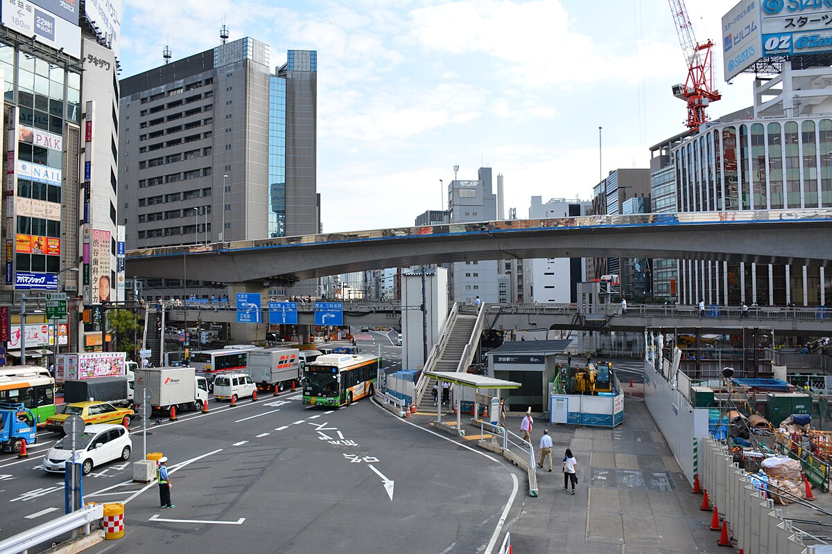 渋谷の薄暗い高架下の落書きによりかかる若者の無料の写真素材 - ID.1693フリー素材 ぱくたそ