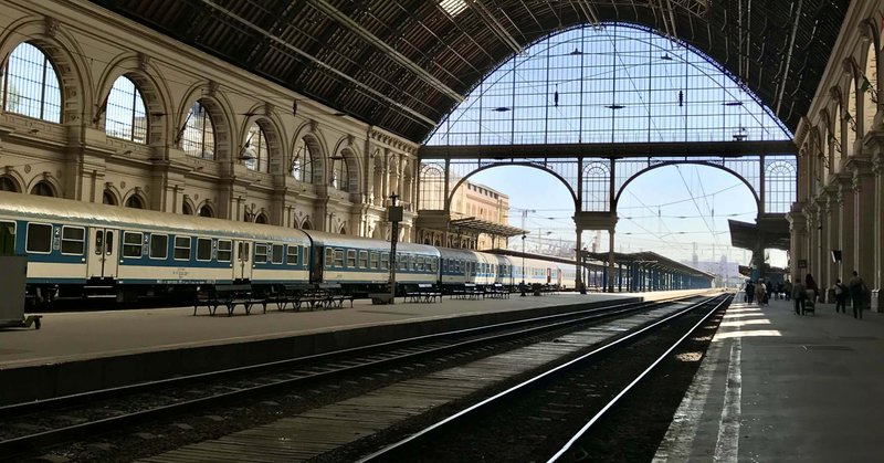 ヨーロッパの主要都市間の観光を提供するハンガリーのブダペスト中央駅Premium写真