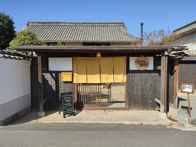 笠岡の西の浜にオープンした「にふぇーでーびる」さん。どうやら、ありがとうございますという意味らしいです。 ソーキそば、ソーキ唐揚げ、島ラッキョの一口餃子 にオリオンビールを合わせてみました。 泡盛もいいですねぇ。ラーメンのまち笠岡笠岡ラーメンにふぇー