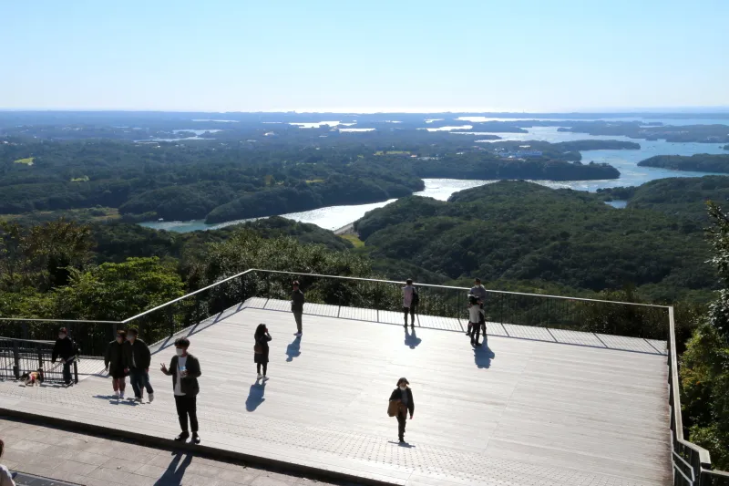 どの展望台から見る英虞湾が好き？, 📍横山展望台, ①天空カフェテラスの, ②木もれ日テラス, ③そよ風テラス, ④みはらし展望台,⑤英虞湾展望台, ⑥天空カフェテラスのデッキから, 🗺️〒517-0501志摩市阿児町鵜方875-20, 💰入場無料,🚗①玉城ICからサニーロード経由で約50分, ②第二伊勢道路白木ICより国道167号、県道112号、県道17号を経て約30分,