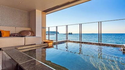 熱海 全室オーシャンビュー！断崖絶壁にそびえ立つ ホテルニューアカオHanako Web