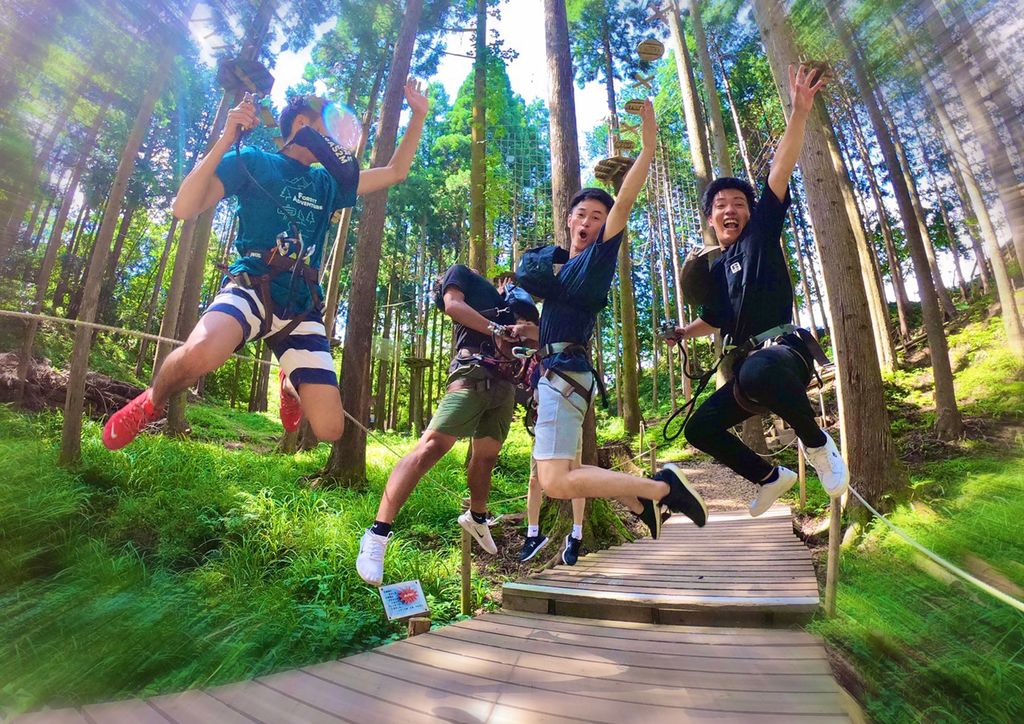 スタッフを探せ！こんにちは！☺️🧢☀️ ボウケンノモリNAGAIです💪 昨日の天気はすごかったですね〜､､､😲 雨と風のダブルコンボ👊💥湿気で髪がうねる〜👨‍🦲 おかげで施設も荒れてます😓 今日はそんな施設を掃除しているスタッフをパシャリ📸 さてさて、どこにいる