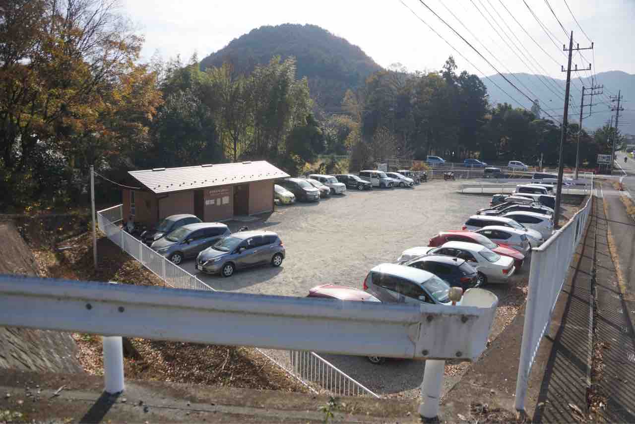 埼玉県比企郡 嵐山渓谷」駐車場・管理棟・売店の写真素材6012853- PIXTA