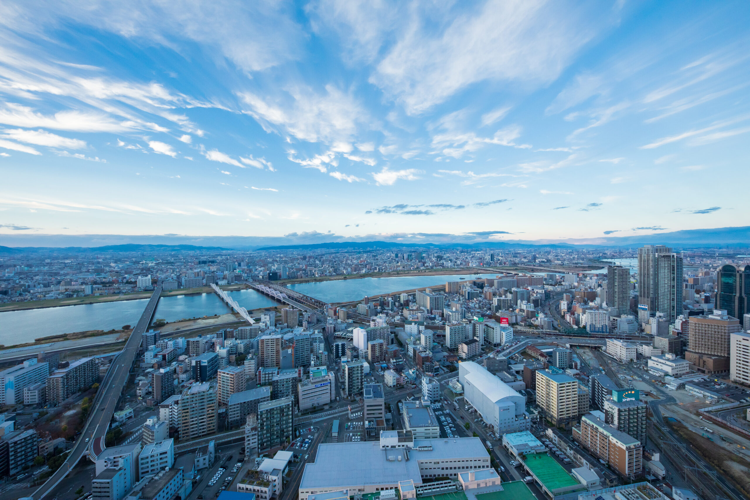 大阪 360度夜景を一望！「梅田スカイビル」の空中庭園展望台 - 日本の観光メディアMATCHA