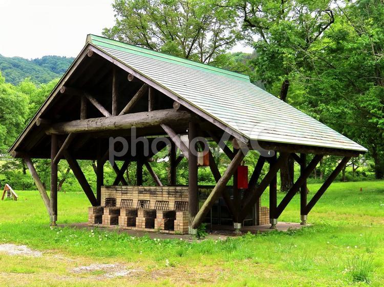 やっと、マンシェッド バーベキュー小屋完成！長い道のりだったな。俺は絶対大工じゃないけど、バーベキューと燻製肉が大好きなんだ。あと、初投稿で、ずっと見てた人。乾杯！: r BBQ