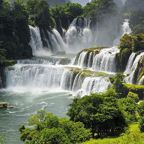 中国広西チワン族自治区南寧市の川沿いの高層都市の風景の写真素材・画像素材 Image 160005078