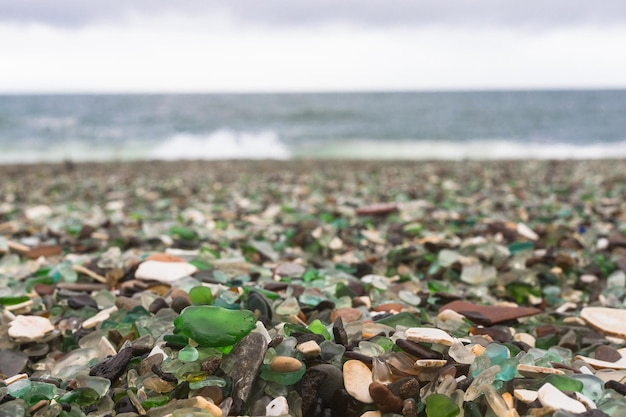 ロシア ウラジオストク エメラルド ガラス小石の沿岸ストリップ 海岸の水の小さなロール 冬のガラス湾 Steklyannaya Kitobvaya —ストック写真 © irinabal18236956924