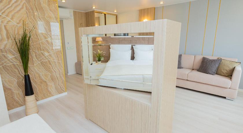 アルハンゲリスクの工房からは、刺繍小物もいっぱい届きました♪ ティーポットカバー、ティーマット テーブルセンターにランナーも💕お茶の時間がより楽しくなりそうなアルハンゲリスク刺繍小物 オンラインショップにもアップしましたhttps:www.chaika-shop.com ?mode