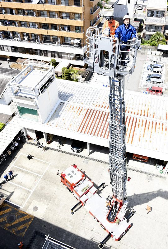 ローダウン」 栃木市消防本部の先代のはしご車は、当時の車庫の高さに対応するため、通常よりも車高を低くした特別仕様の車両でした。標準仕様では収まらなかったため、ローダウンという珍しい工夫が施されていました。消防車消防自動車消防車が好き栃木市消防