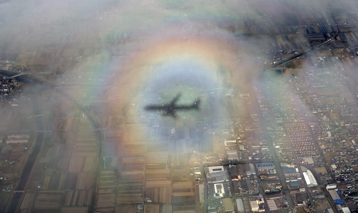 見ると幸せになれる虹色の輪に囲まれた飛行機🌈 . 水滴で出来た雲の粒を太陽光が回折する事で、影を中心に環状の虹色の光が現れるものです。ドイツのブロッケン山でよく見られた事から「ブロッケン現象」と呼ばれています。 機体の下に積雲や層積雲などの雲があると