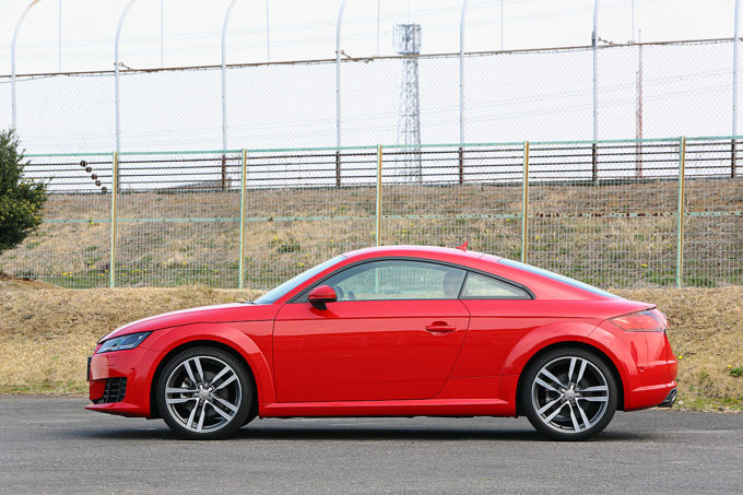 道路脇に止まっている宅配車の横から歩き出した歩行者を探知し急停車する車のクレイレンダリングイメージの写真素材FYI04645808ストックフォトの Qlean Market キュリンマーケット