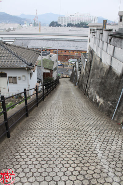異国情緒漂うフォトジェニックな坂👀 . 長崎県長崎市にある「どんどん坂」は、市の「坂道景観13選に選ばれた」異国の香り漂う石畳の坂道です。 坂 の脇に三角溝と呼ばれる排水溝があり、雨が降るとドンドンと音を立てて雨水が流れる様子から「どんどん坂」という名がつい
