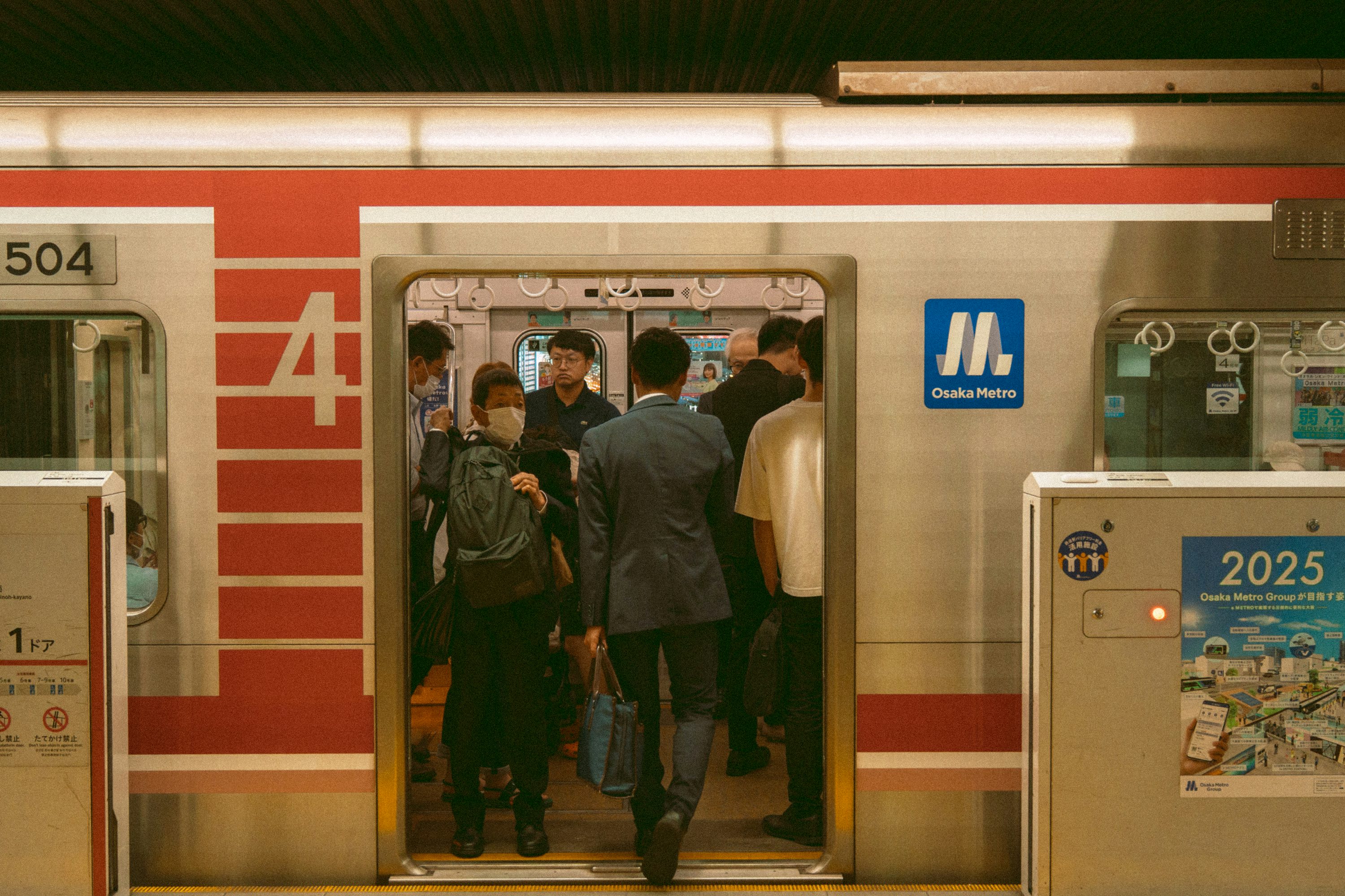電車から降りる男性 30018000359 の写真・イラスト素材アマナイメージズ