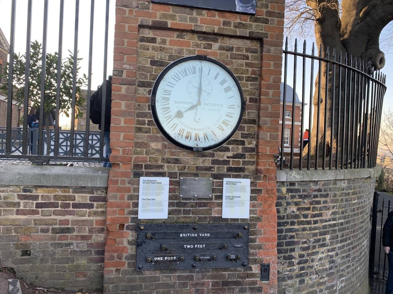 グリニッジ天文台の本初子午線のある建物の写真素材FYI08037714ストックフォトの Qlean Market キュリンマーケット