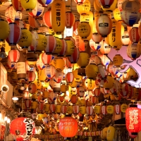 インスタ映え抜群の飲み屋街「裏天満ちょうちん通り」一面のちょうちんを撮りに行こうニシタビ