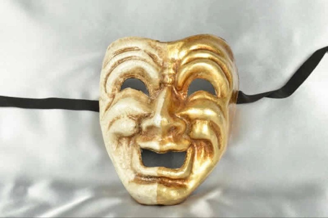 赤のマスク ピエロ コスチュームがヴェネツィアのカーニバル、イタリアの列の背後にあるピークします。の写真素材・画像素材 Image 76692421