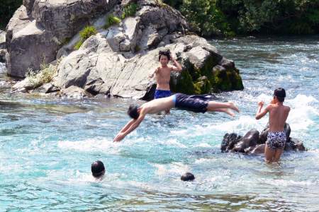 川に飛び込み夏を満喫、リトアニア 写真6枚 国際ニュース：AFPBB News