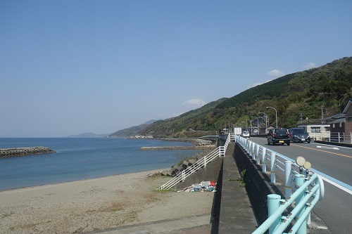 🇯🇵愛媛県:青石海岸 📆2024 6 14 下灘駅近くの国道378号沿いにある海岸です。 「千と千尋の神隠し」に登場するような海に続く線路が見られます。ただし、線路内は私有地であるため立ち入りは禁止されています。 ですが、国道に架かる豊浦大橋から俯瞰することが出来ます