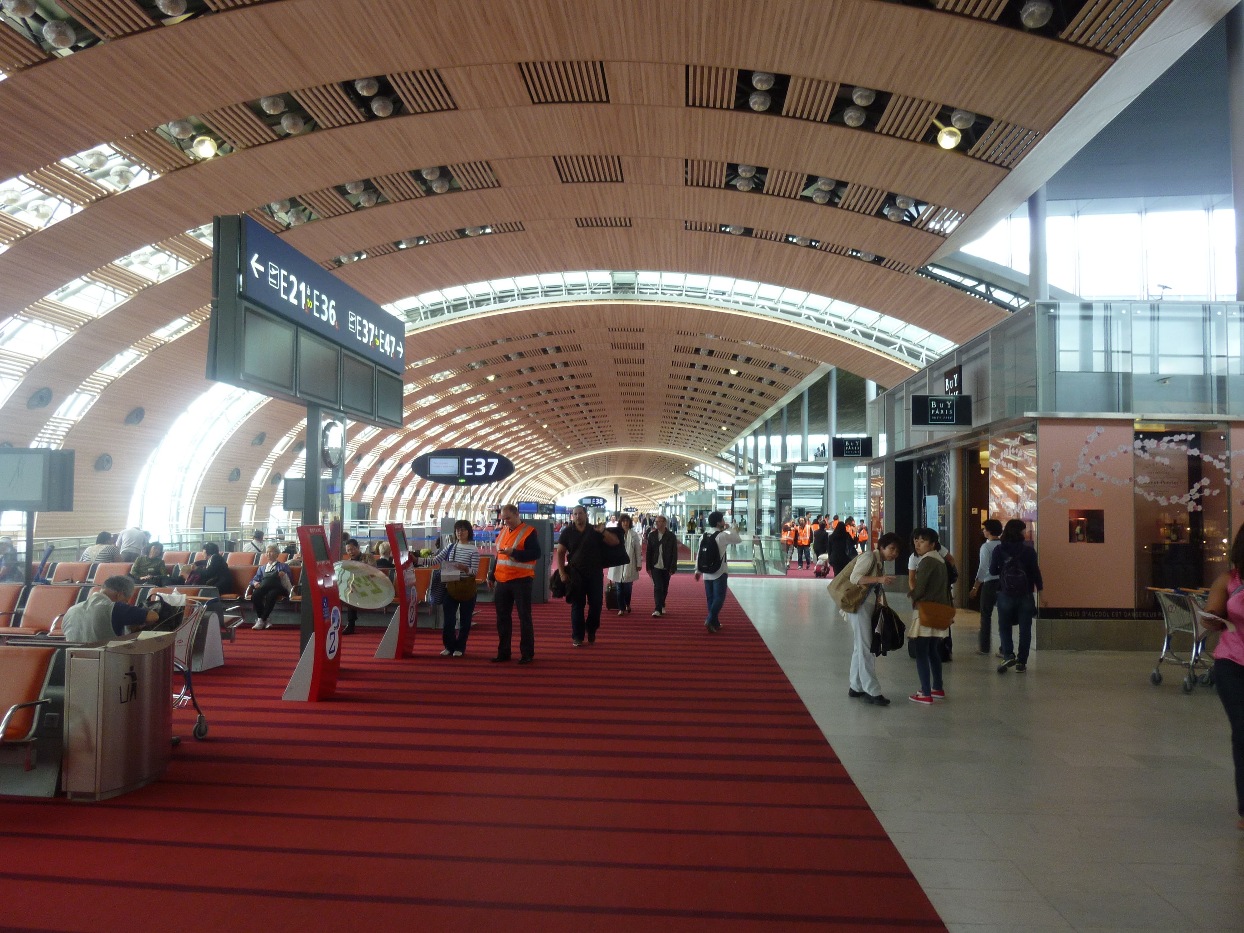 パリのシャルルドゴール空港の免税店とレストラン、ブランドショップについて教えます