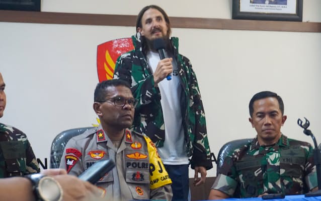 インドネシア・ソロン西パプア州 – 2021年6月26日海の端での住民の活動、ボートの海上輸送写真素材2463385615Shutterstock