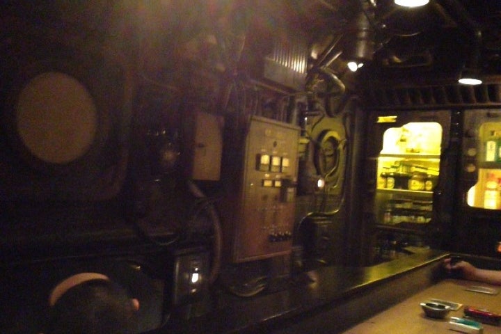 扉を開けると異世界 超マニアック！大阪・潜水艦バー「深化」大阪府トラベルjp 旅行ガイド