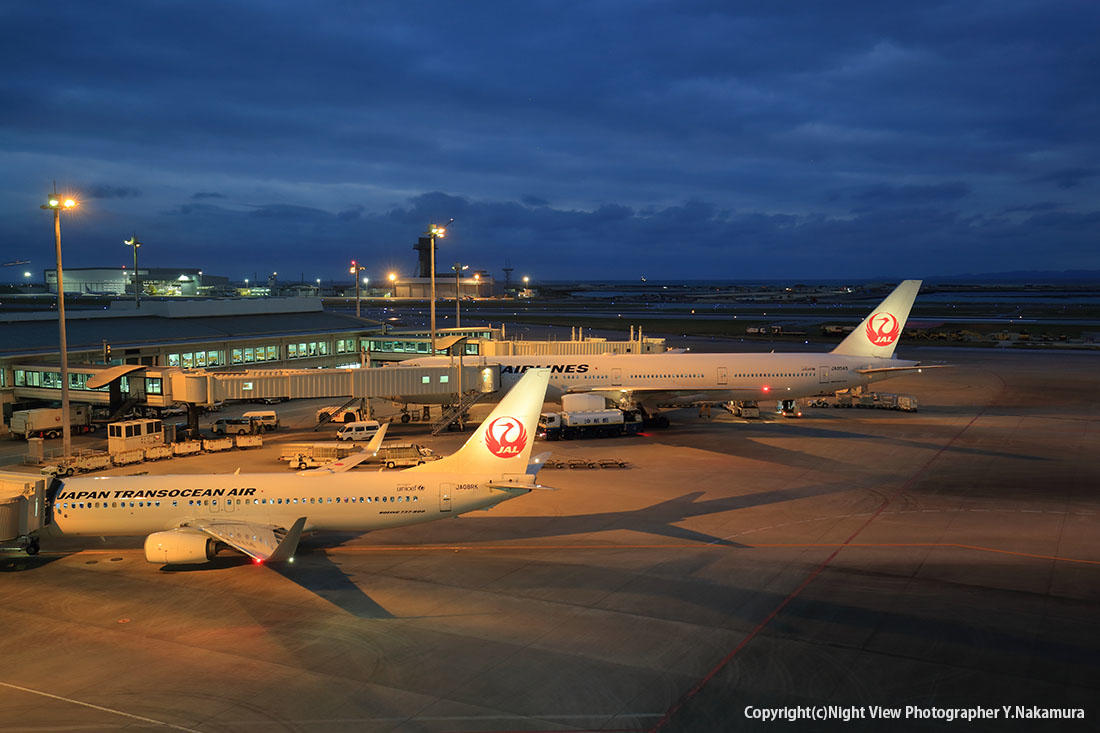 夜景が美しい那覇バスターミナルのりば。 バスの軌道が迫力のあるレーザービームで表現され、とってもカッコいい一枚ですね。 那覇バスターミナルは、沖縄本島の路線バス4社が乗り入れる重要拠点となっているため、バスの往来が頻繁にあり見ていて楽しいですよ。沖縄の