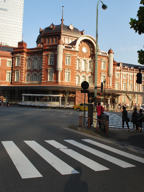 東京駅「赤レンガ駅舎」が、よく見ると“南側だけ長い”ナゾ 利用者の不満を買った「100年前の構造」をひもとく乗りものニュース