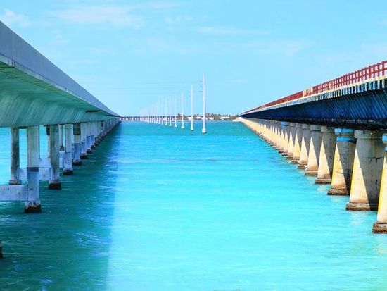 アメリカ本土最南端の楽園キーウエストと絶景セブンマイルブリッジドライブ☆セブンマイル・ブリッジ&キー・ウエスト観光ツアー ハローアクティビティ