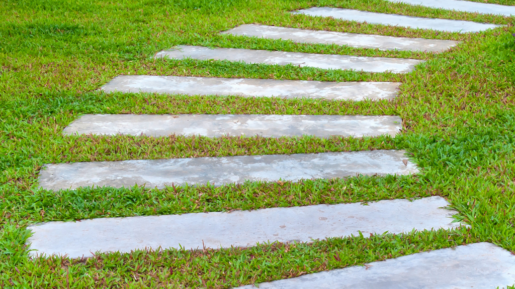 DIY 駐車場用の枕木を埋める雰囲気がガラっと変わります