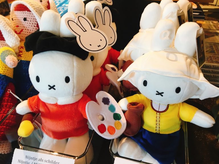 ミッフィー ぬいぐるみ オランダ空港限定品 スキポール空港でミッフィーのお土産が買えるショップ