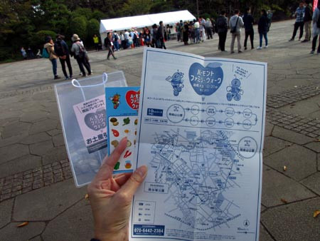 ハウスバーモントファミリーウォーク板橋 久々のリアル参加でした🍛 途中で冷えた 「1日分のビタミンの飲むゼリー」も頂きましたがちょうど、子どもたちがグズリだしたタイミングだったので助かりました💦 お弁当足りなかったようで お土産のミニサイズのとんがりコーン